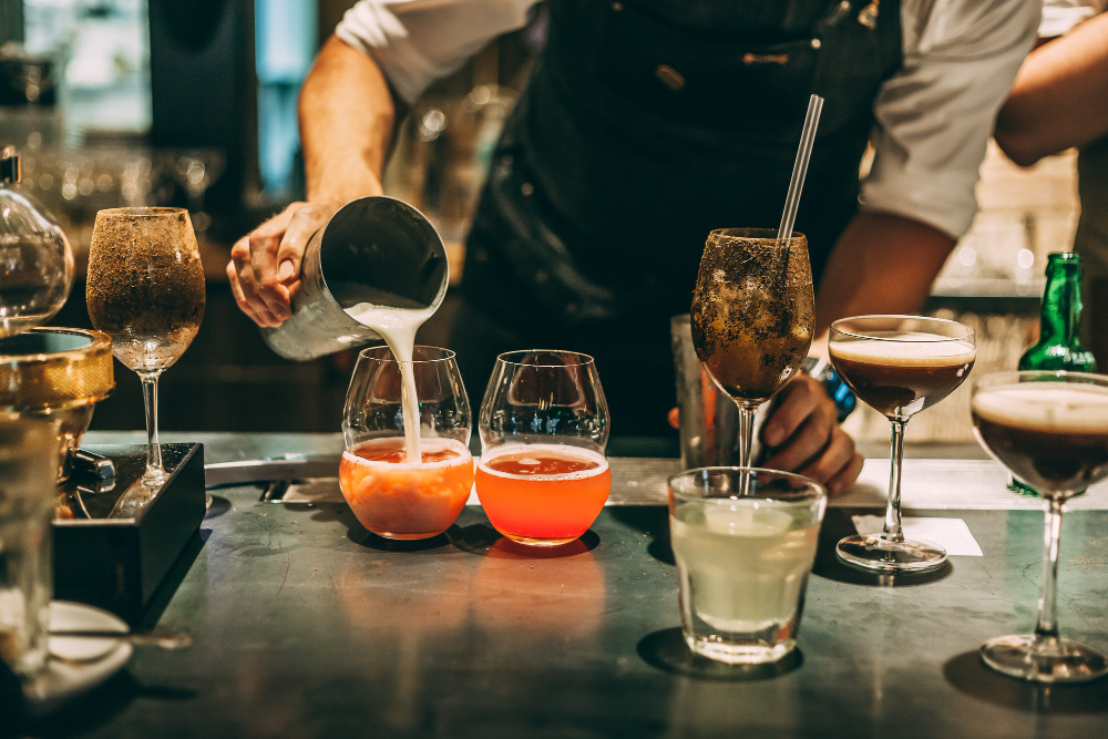 barman-preparando-um-coquetel-alcoolico-um-coquetel-de-verao-no-bar